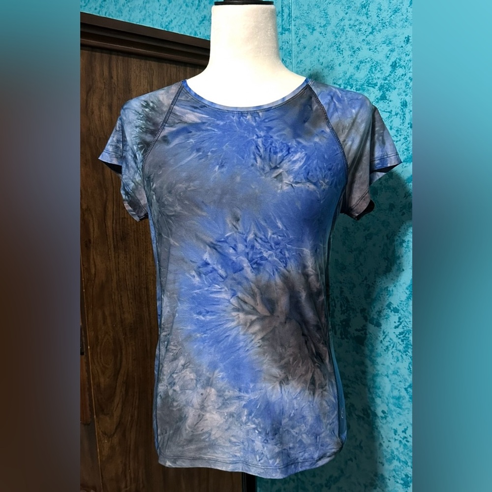 VOGO Athletica Blue and Gray Tie-Dye Short Sleeve Top